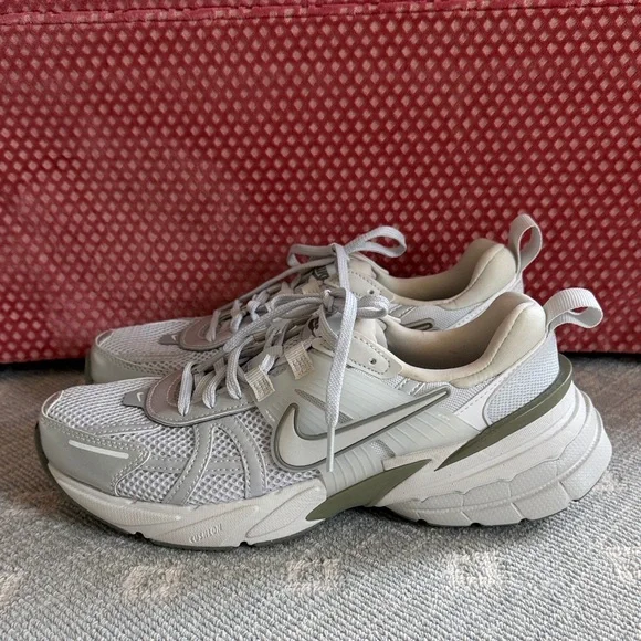 Nike Light Gray V2K Run Sneaker Brand New Never Worn - Picture 5 of 10